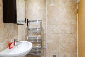 a bathroom with a sink and a mirror at Newcastle City Centre Apartment in Newcastle upon Tyne
