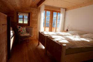 a bedroom with a large bed and a window at Comfortable quiet apartement with great view in Diemtigen