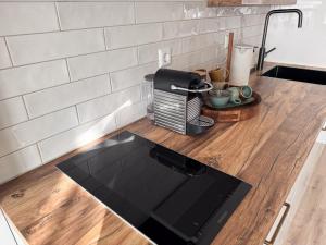a laptop computer sitting on a counter in a kitchen at Huisje Sille - Private studio in Volendam in Volendam
