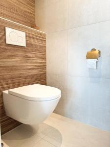 a bathroom with a white toilet in a room at Huisje Sille - Private studio in Volendam in Volendam +18 photos
