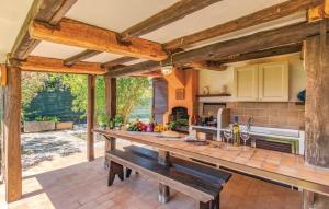 a kitchen with a table and a counter top at Villa Cambretta con giardino, posto auto e a due passi dal mare in Giannella +5 photos