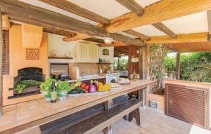 a kitchen with a counter with fruits and vegetables on it at Villa Cambretta con giardino, posto auto e a due passi dal mare in Giannella