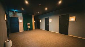 a hallway with four doors and a vase of flowers at 山過HOTELs in Chino