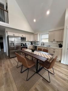 a kitchen with a table and chairs in it at Sandstone Lodge in Stanton