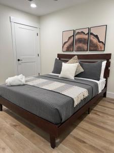 a bedroom with a large bed in a room at Sandstone Lodge in Stanton