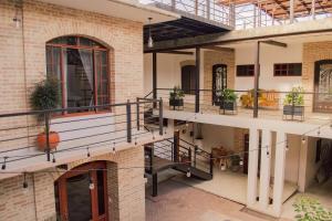 Außenansicht eines Gebäudes mit Treppe und Pflanzen in der Unterkunft Casa Irene in Teotitlán del Valle