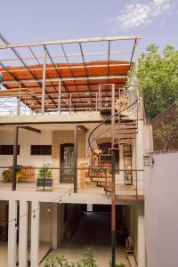 ein Haus mit einer Treppe in der Mitte in der Unterkunft Casa Irene in Teotitlán del Valle
