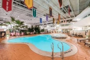 Swimmingpoolen hos eller tæt på Ramada by Wyndham State College Hotel & Conference Center