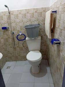 ein Badezimmer mit Toilette und Dusche in der Unterkunft HÔTEL AMANI - Kikwit in Kizamba