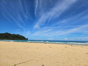 a sandy beach with the ocean in the background at Tio Toms Guesthouse in Bastimentos