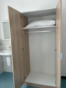 ein Zimmer mit einem Kleiderschrank, in dem ein Bett steht in der Unterkunft Hotel Riccò in Bagnolo San Vito + 8 Fotos