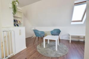 a living room with two chairs and a table at Ferienwohnung Big Family in Ichenhausen