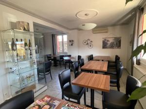 a restaurant with tables and chairs in a room at "Contact Hôtel" Le Saint Rémy - Chalon Sud in Saint-Rémy