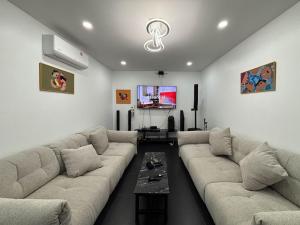 a living room with a couch and a flat screen tv at Baan mae resort in Ban Takat Ngao