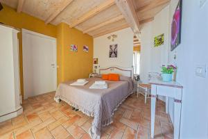 a bedroom with a bed and a desk in it at B&B Al Cristo in SantʼAmbrogio di Valpolicella +174 photos