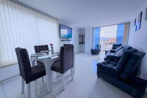 a dining room with a table and chairs at amplio y lujoso apartasuite en el centro in Cartago