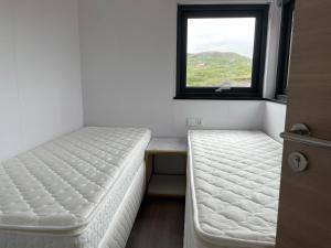 セールフォスにあるModern Villaのベッド2台と窓のある寝室