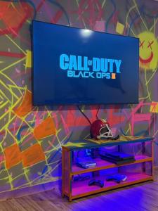 a sign for call of duty black ops on a table with a skull on top at The ANIMAL - PARTY TIME - POOL SPA AND MOUNTAIN in Saint-Philémon