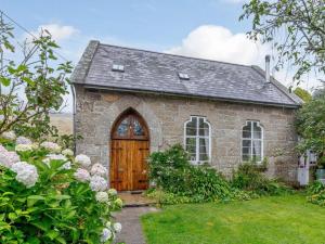 a small stone house with a wooden door at 2 Bed in Penzance oc-85610 in St. Just