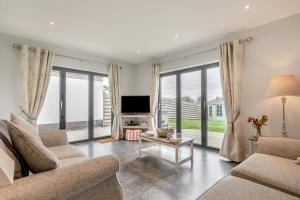 a living room with a couch and a tv at 3 Bed in Croyde oc-hector in Croyde