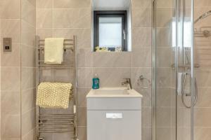 a bathroom with a shower and a sink at 3 Bed in Croyde oc-hector in Croyde +22 photos