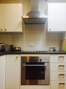 Kuchyň nebo kuchyňský kout v ubytování Amberley Serviced Apartments