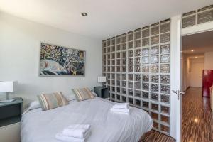 a bedroom with a white bed with a wall of plates at Sueño blanco in Sierra Nevada