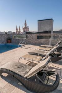 a row of lounge chairs sitting on a roof at Hotel Everest in Córdoba