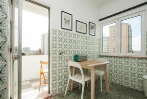 a dining room with a table and chairs at Low Cost University Privado in Lisbon