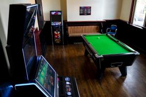 a room with a pool table and a video game at City-Centre Studio · Self-Contained · Sleeps 3 in Nottingham