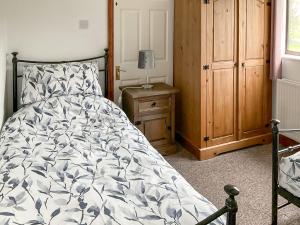 a bedroom with a bed and a lamp on a night stand at Mistletoe Cottage - Uk50581 in Burnham on Sea +4 photos