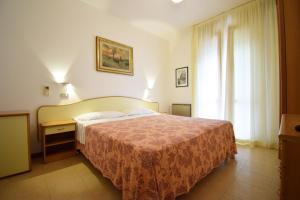 a hotel room with a bed and a window at Jans e Gracy - Appartamenti e camere in Gabicce Mare