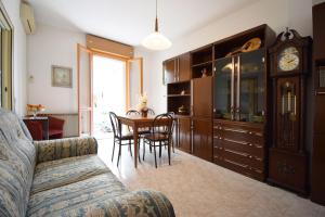 a living room with a couch and a table with chairs at Jans e Gracy - Appartamenti e camere in Gabicce Mare