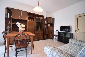 a living room with a table and a couch at Jans e Gracy - Appartamenti e camere in Gabicce Mare