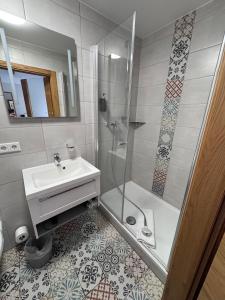 a bathroom with a shower and a sink at Einzelzimmer 9 in Heidenheim