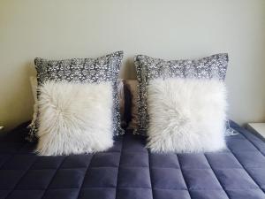 Postel nebo postele na pokoji v ubytování Amberley Serviced Apartments