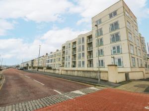an empty street in front of an apartment building at Snowdonia View in Pwllheli
