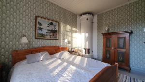 a bedroom with a large bed with a wooden headboard at Lägenhet Strömsberg F in Strömsberg