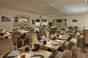 a restaurant with wooden tables and chairs and glasses at Hotel Hermitage in Sestriere
