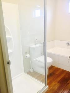 Koupelna v ubytování Amberley Serviced Apartments