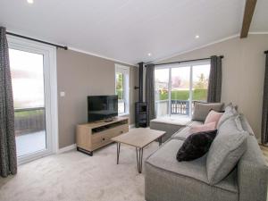 a living room with a couch and a tv at Tulip in Leominster