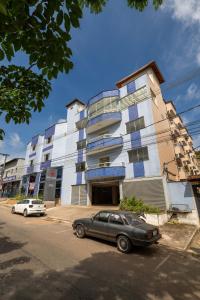 a car parked in front of a building at Vektor Hotéis - Unidade Mariana in Mariana
