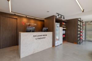 a lobby with a sign that reads senryuben windbyte at Vektor Hotéis - Unidade Mariana in Mariana