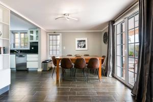 a kitchen and dining room with a table and chairs at Villa Santana by GALMI in Santana