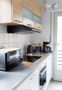 a kitchen with a stove and a microwave at BEGE APARTMENTS ComfortLoft in Unna