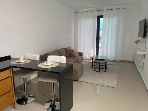 a living room with a couch and a table at Simas Confort Plateau in Praia