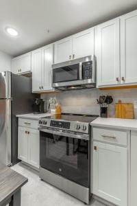 a kitchen with a stove and a microwave at Park Hotel Studio Suite 403 in Chattanooga