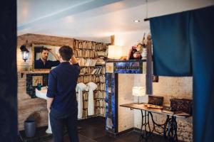 a man standing in a room getting his hair at Au2 Maison d'Hôtes - Guest House Au2 in Muidorge