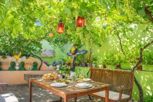 a table with plates of food sitting under a tree at Espectacular apartamento a 10 minutos de Pamplona in Uterga