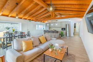 a living room with a couch and a table at Espectacular apartamento a 10 minutos de Pamplona in Uterga